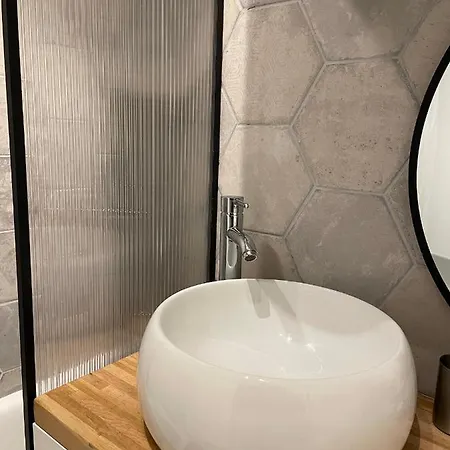 Superbe T2 Avec Parking, 10min Du Centre De *